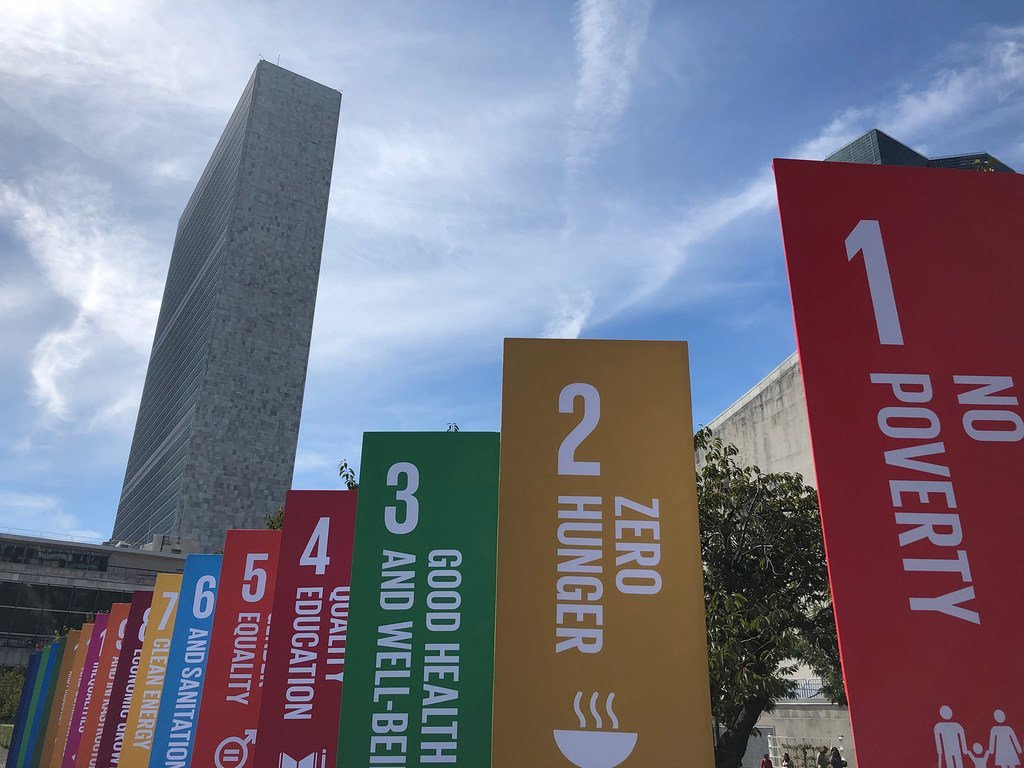 2019年9月20日,联合国纽约总部大楼前展示的可持续发展目标横幅.